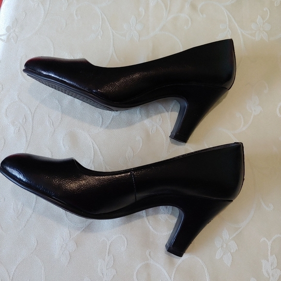 Aerosoles heel rest shoes - Picture 3 of 9